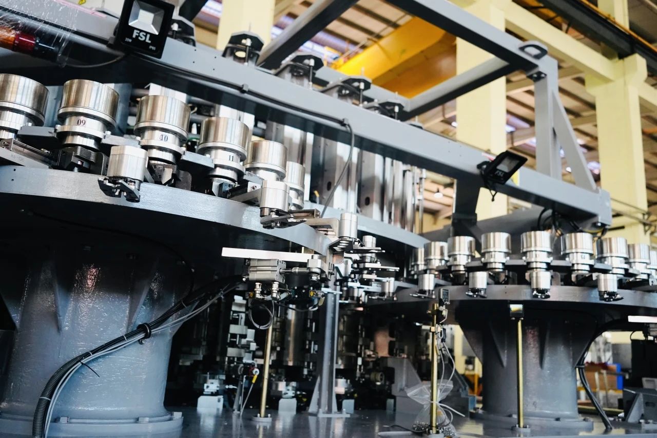 里程碑时刻！ca888亚洲城引领亚洲首台自制72000BPH高速吹贴灌旋